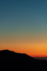 朝焼けと山のシルエット　縦構図