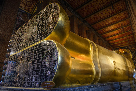 Pies de Buda:Wat Pho o  Wat Po (en tailand&eacute;s, วัดโพธิ์), conocido como el Templo del Buda Reclinado, es un templo budista (wat) en el distrito Phra Nakhon, Bangkok, Tailandia. 