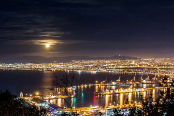 Fototapeta premium Moonrise From Signal Hill