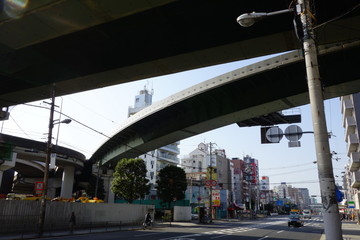 高速道路とビル