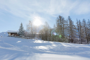 Schneebedeckte Berghütte