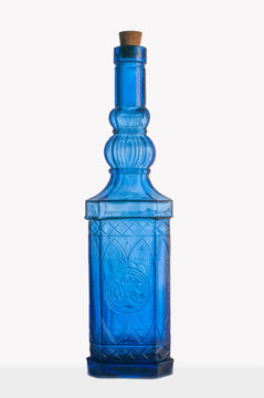 Botella azul/ botella de vidrio de color azul, aislada sobre fondo blanco