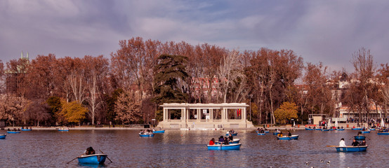 Estanque del parque del Buen Retiro/ Panorámica del estanque del parque del Buen Retiro con el...