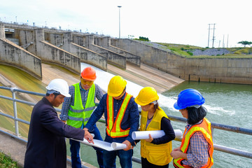 Zespół inżynierów planuje rozwinąć zaporę hydroelektryczną do wytwarzania energii elektrycznej. - 243123848