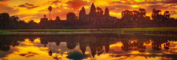 Fototapeta premium Świątynia Angkor Wat o wschodzie słońca. Siem Reap. Kambodża. Panorama