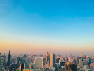 Fototapeta premium Widok z lotu ptaka Bangkoku nowoczesny budynek biurowy kolorowy wschód słońca