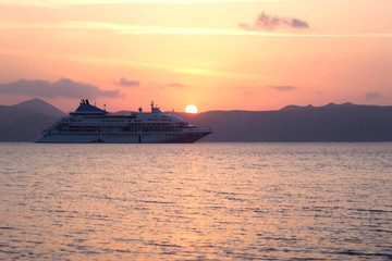 Fototapeta na wymiar boat sailing on the sea at sunset