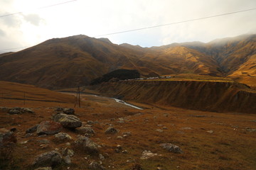 Naklejka premium Brown field with mountains