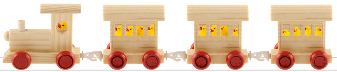 canetons jaunes dans petit train en bois sur rails 
