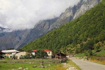Obraz premium Houses and road in mountains