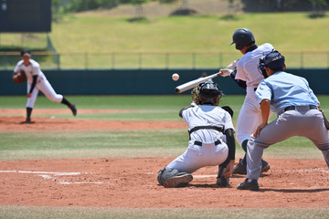 高校野球の試合でヒットを打つバッター