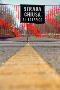 cartello stradale con scritta strada chiusa al traffico 