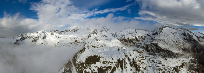 Fototapeta premium Antena krajobraz z śnieżnymi górami