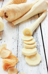 frische Pastinake Pastinaken Tisch Brett schälen 