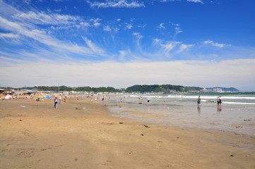 真夏の人で賑わう由比ガ浜海水浴場