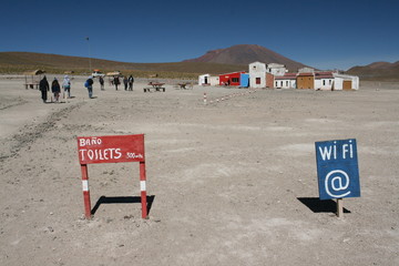 Hotelik na boliwijskim Altiplano - obrazy, fototapety, plakaty