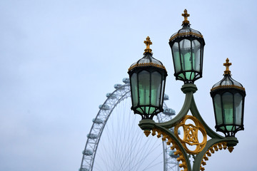 Fototapeta na wymiar Eye of london mit typischer, londoner Straßenlaterne