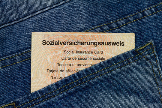 Sozialversicherungsausweis in Hosentasche