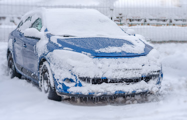 zugeschneite Autos im Winter