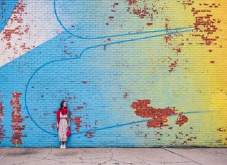 Crédence de cuisine en verre imprimé Graffiti Fille attirante avec une écharpe rouge par le mur lumineux