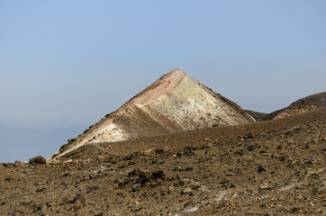 góra siarki leżąca niedaleko wulkanu - obrazy, fototapety, plakaty