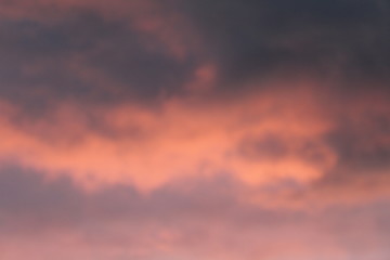 Sonnenuntergang am Meer mit rotem Feuerball