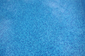Blaues Mosaik im Wasser