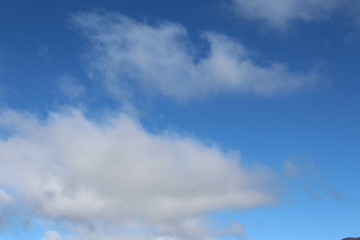 Obraz premium Strukturierter blauer Himmel mit schönem Wolkengebilde