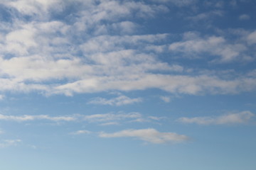 Strukturierter blauer Himmel mit sch&ouml;nem Wolkengebilde