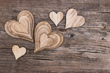 Viele Herzen auf einem Holzuntergrund