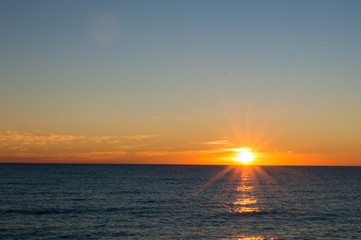 Il sole sta sorgendo