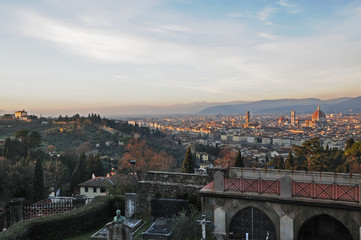 Fototapeta na wymiar Panorama di Firenze dalla basilica abbaziale di San Miniato al Monte