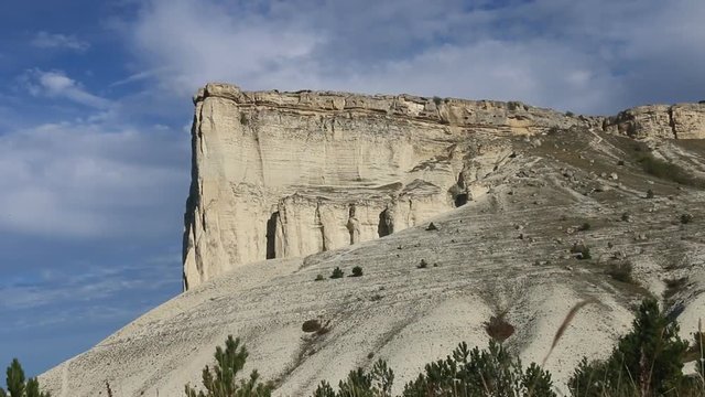Geology. Powerful 100-meter calcareous rock (chalkstone, sandstones and marls) 80 million years of age, Cretaceous. Final part of Cuesta. Eolian and water erosion on walls