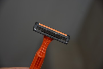 ORANGE razor with 3 blades