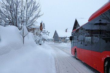 Verspätungen im öffentlichen Verkehr durch starken Schneefall. Ein Linienbus hat im Winter Schwierigkeiten auf der schneebedeckten Straße © Astrid Gast