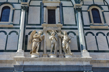 Obraz premium The Baptisperia building is decorated with bas-reliefs, which the Byzantine craftsmen worked on. The main attraction of Florence. The symbol of the city. 