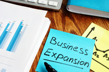 Business expansion written on a piece of paper. - obrazy, fototapety, plakaty