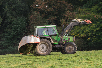 Traktor mit Mähwerk © Lukas