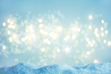 Winter-Landschaft mit schneebedeckten Tannen