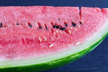 Teil einer roten Wassermelone auf dunklem Hintergrund