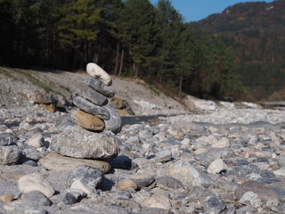 Flussbett mit Steinfigur