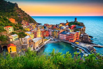 Poster Beroemde toeristische stad Ligurië met stranden en kleurrijke huizen © janoka82