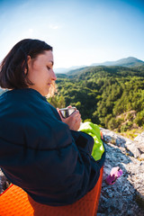 Naklejka premium A girl is on top of a mountain.