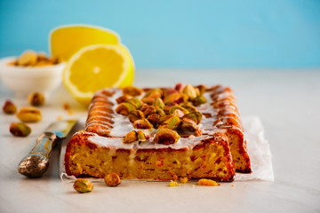 Lemon cake with pishtachios