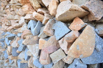 Wall of pointed and irregulars rocks, on perspective.