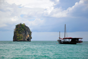 Obraz premium Long Thai boats docked at the picturesque tourist attraction