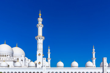 Fototapeta na wymiar Famous Sheikh Zayed grand mosque in Abu Dhabi, United Arab Emirates