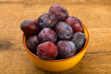 Plums in the bowl