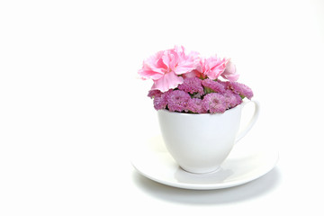 コーヒーカップに挿した菊とカーネーション
