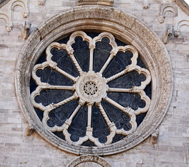 Cattedrale di Ruvo di Puglia; il rosone in facciata con l'originale decorazione a traforo dei 